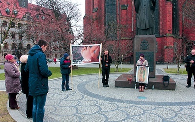  Codzienna modlitwa przy pomniku św. Jana Pawła II jest cichą, ale bardzo mocną manifestacją w obronie nienarodzonych