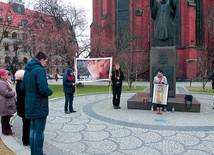  Codzienna modlitwa przy pomniku św. Jana Pawła II jest cichą, ale bardzo mocną manifestacją w obronie nienarodzonych