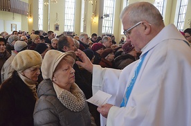  Podczas Mszy św. chorym udzielono sakramentu namaszczenia olejem świętym