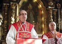  Kustoszem sanktuarium jest ks. Janusz Kwapiszewski (z lewej). Obok biskup Marek Szkudło  