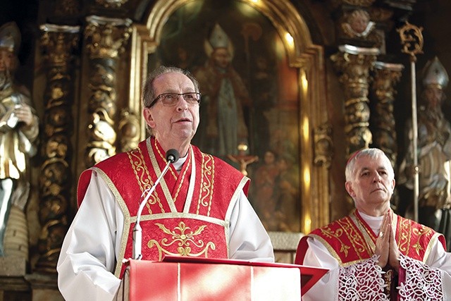  Kustoszem sanktuarium jest ks. Janusz Kwapiszewski (z lewej). Obok biskup Marek Szkudło  