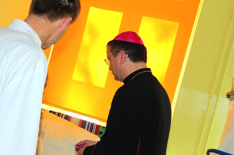  Bp Tadeusz Lityński spotkał się z chorymi głogowskiego szpitala  im. Jana Pawła II