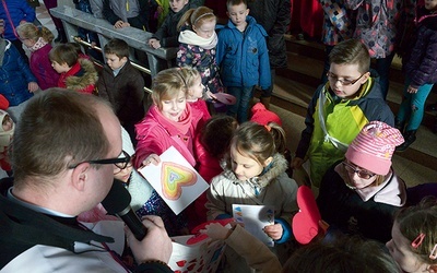 Powyżej: Przygotowana przesyłka była pokaźna. Zmieściły się wszystkie walentynkowe prace, które dotrą  do ojca świętego