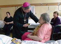  Odwiedzając chorych, bp Tomasik wręczał im książeczkę  „Ani dnia bez modlitwy” z tekstami sł. Bożego bp. Piotra Gołębiowskiego