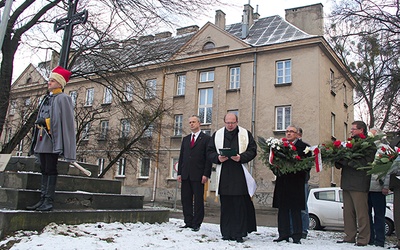  Historię tego miejsca i stojącego tu od 100 lat krzyża przypomniał Sławomir Adamiec (pierwszy w rzędzie od lewej). Modli się ks. Jacek Wieczorek