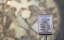 Średnica monety wynosi 33 mm.