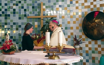  Przywitanie biskupa w kaplicy Instytutu Onkologii  