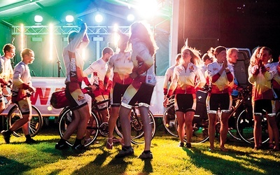  Zabawa podczas wieczoru powitalnego po przyjeździe do Kokotka rowerzystów NINIWA Team z sześciotygodniowej wyprawy „Radość Życia” na Wyspy Brytyjskie 