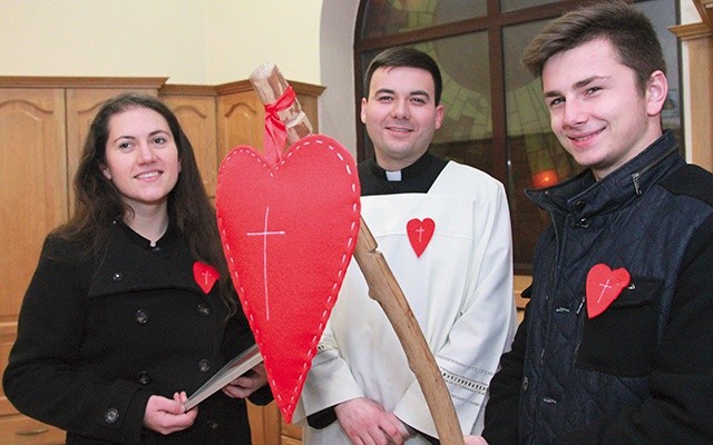  Młodzi ofiarowali bp. Leszkowi drewniany pastorał z wielkim sercem, na którym wyszyto krzyż