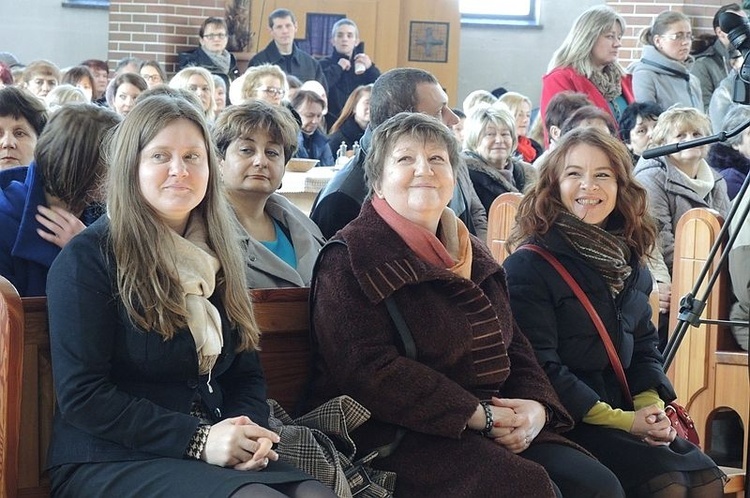 Członkowie i sympatycy Szkoły Ewangelziacji "Cyryl i Metody" w kościele św. Pawła w czasie uroczystości patronalnej