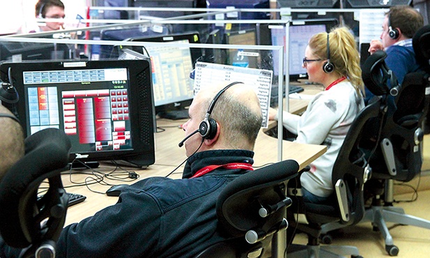  W tej pracy kluczową rolę odgrywa system informatyczny. Gdy operator odbiera telefon, automatycznie widzi na monitorze lokalizację rozmówcy (choć dla pewności i tak ją potwierdza). Zgłoszenie do służb przesyła w formie elektronicznej „formatki”. Monitoruje daną sprawę, dopóki służby nie dotrą na miejsce 