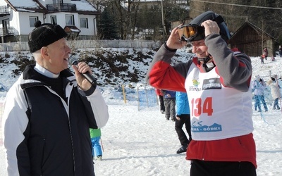 Ks. Władysław Zązel (z lewej) i ks. Władysław Nowobilski podczas inauguracji igrzysk