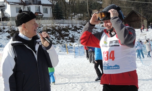 Ks. Władysław Zązel (z lewej) i ks. Władysław Nowobilski podczas inauguracji igrzysk