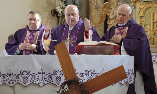 Pierwsi złoci medaliści 18. Zimowych Igrzysk Abstynentów - od lewej: ks. Czesław Szwed, bp Piotr Greger i ks. Władysław Zązel