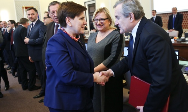 Premier i rząd: więcej zwolenników niż przeciwników