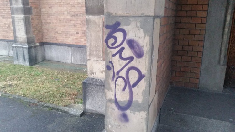 Graffiti na XIX-wiecznym kościele w Świerklańcu