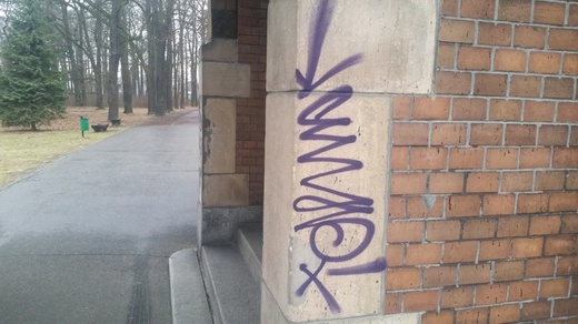 Graffiti na XIX-wiecznym kościele w Świerklańcu