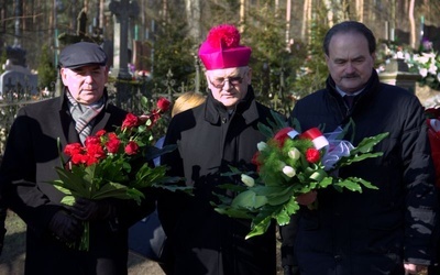 Na grobie ks. Barczewskiego złożono podczas uroczystości kwiaty