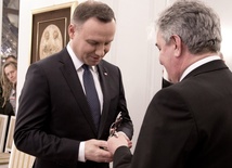 Relikwie bł. Frelichowskiego wręczył prezydentowi siostrzeniec błogosławionego hm. Zygmunt Jaczkowski