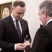 Relikwie bł. Frelichowskiego wręczył prezydentowi siostrzeniec błogosławionego hm. Zygmunt Jaczkowski