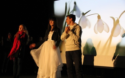 Ola Węgrzyn jako Gerda (od lewej), Joanna Zygucka - Królowa Śniegu i Szymon Kołcz jako Kaj w autorskiej adaptacji baśni