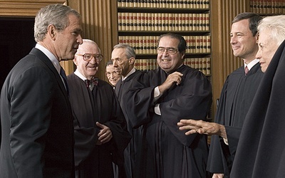 Zdjęcie z 2005 r. Ówczesny prezydent USA George W. Bush (pierwszy z lewej) z sędziami Sądu Najwyższego. Od lewej: John Paul Stevens, Ruth Bader Ginsburg, David Souter, Antonin Scalia, John Roberts i Sandra Day O'Connor