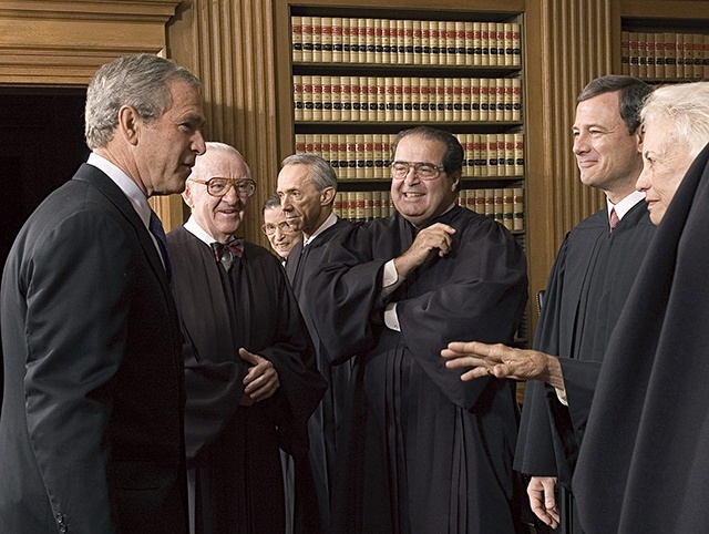 Zdjęcie z 2005 r. Ówczesny prezydent USA George W. Bush (pierwszy z lewej) z sędziami Sądu Najwyższego. Od lewej: John Paul Stevens, Ruth Bader Ginsburg, David Souter, Antonin Scalia, John Roberts i Sandra Day O'Connor