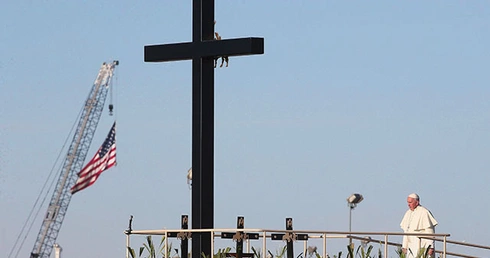Przy krzyżach ustawionych na granicy meksykańsko-amerykańskiej Franciszek modlił się za tych, którzy zginęli w tym miejscu. Po Mszy św. papież odwiedził więzienie w Ciudad Juárez