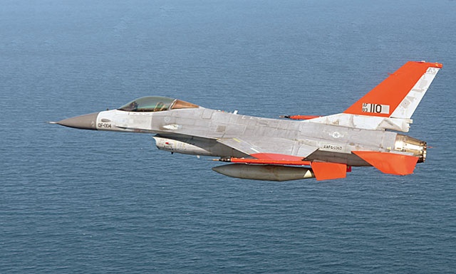 F-16 w wersji Q wygląda tak samo jak zwykły samolot, tylko kabina pilota jest pusta