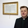  W tle, za ks. Leszkiem Jażdżewskim, widać kompletny dokument papieski