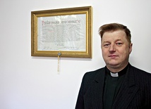  W tle, za ks. Leszkiem Jażdżewskim, widać kompletny dokument papieski