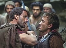 Clavius (Joseph Fiennes, z lewej strony kadru) bez entuzjazmu podejmuje się rozwiązania zagadki zniknięcia ciała Jezusa, ale z czasem ta sprawa staje się jego obsesją