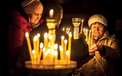  Przy każdym imieniu przyjaciele bezdomnych zapalali na znak pamięci świecę przed ołtarzem. Galeria zdjęć na: warszawa.gosc.pl