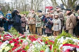   Na uroczystości pogrzebowe przybyli kombatanci, harcerze i mieszkańcy Warszawy