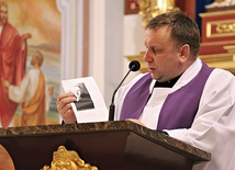 Podczas homilii ks. Wilk przeczytał ostatni list franciszkanina do rodziny