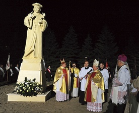  Trzy lata temu przed bazyliką stanęła figura św. Kazimierza