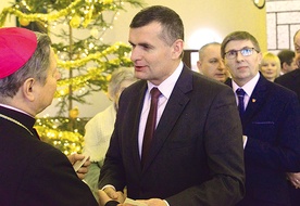  Janusz Reszelewski, burmistrz Drzewicy, podczas opłatkowego spotkania samorządowców z bp. Henrykiem Tomasikiem 
