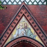  Wizerunek świętych Piotra i Pawła, patronów diecezji,  nad wejściem do katedry 