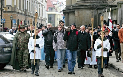  Już nie tylko w wielkich miastach, jak na przykład w Legnicy (na zdjęciu), odbywają się takie publiczne i dedykowane konkretnym grupom Drogi Krzyżowe