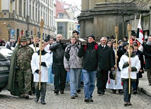  Już nie tylko w wielkich miastach, jak na przykład w Legnicy (na zdjęciu), odbywają się takie publiczne i dedykowane konkretnym grupom Drogi Krzyżowe