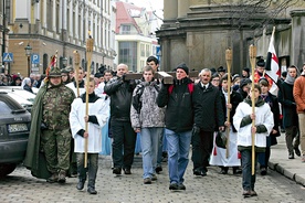  Już nie tylko w wielkich miastach, jak na przykład w Legnicy (na zdjęciu), odbywają się takie publiczne i dedykowane konkretnym grupom Drogi Krzyżowe