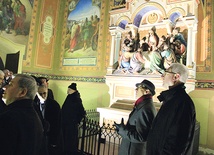 Członkowie Rady Fundacji oglądają kaplicę Wieczernika