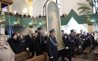 Strażacy z Grojca wnieśli obraz Jezusa Milosiernego do nowego kościoła parafialnego