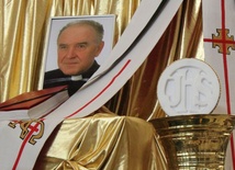 Przed rokiem parafianie ze Złotych Łanów pożegnali swojego pierwszego proboszcza, śp. ks. Józefa Szczyptę
