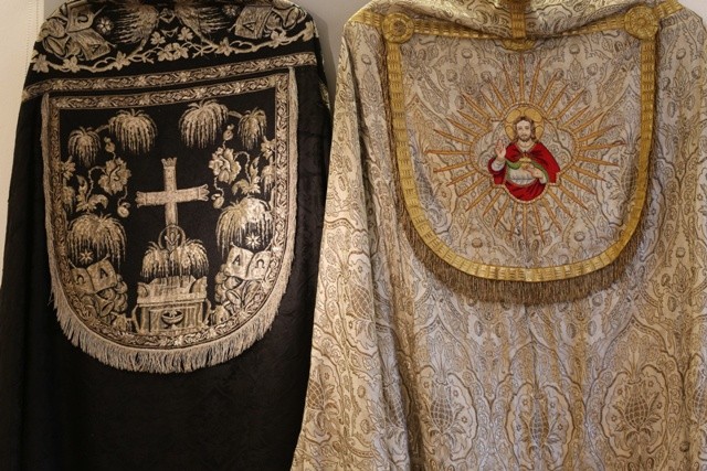 Zachowały sie m.in. stare szaty liturgiczne: kapy i ornaty
