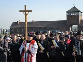 Ks. prałat Władysław Zązel niósł krzyż od pierwszej do ostatniej stacji nabożeństwa Drogi Krzyżowej w intencji trzeźwości