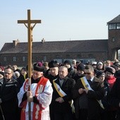 Ks. prałat Władysław Zązel niósł krzyż od pierwszej do ostatniej stacji nabożeństwa Drogi Krzyżowej w intencji trzeźwości