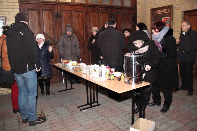 Adoracja Krzyża w kościele św. Józefa w Koszalinie