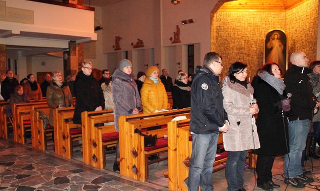 Adoracja Krzyża w kościele św. Józefa w Koszalinie