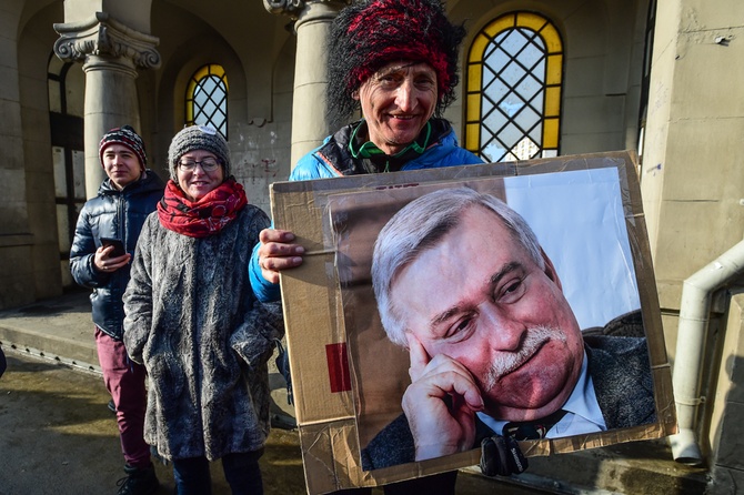 Marsz KOD w obronie Lecha Wałęsy